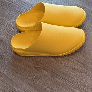 Snibbs  The Clog- Non-Slip Shoe-Yellow Sz 6 Medical Work Shoes Unisex